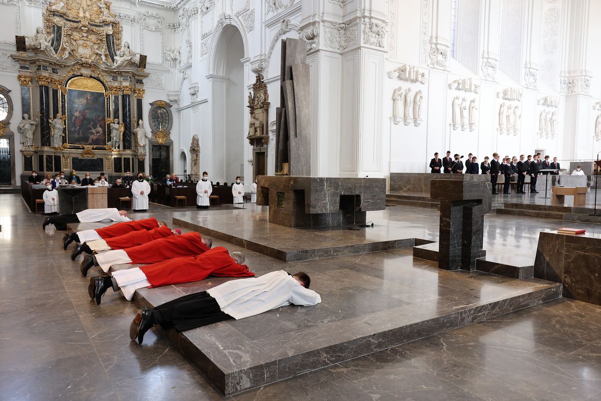Bischof Dr. Franz Jung hat am Karfreitag, 15. April, die Liturgie vom Leiden und Sterben Jesu im Kiliansdom gefeiert. Bischof Dr. Franz Jung hat am Karfreitag, 15. April, die Liturgie vom Leiden und Sterben Jesu im Kiliansdom gefeiert.