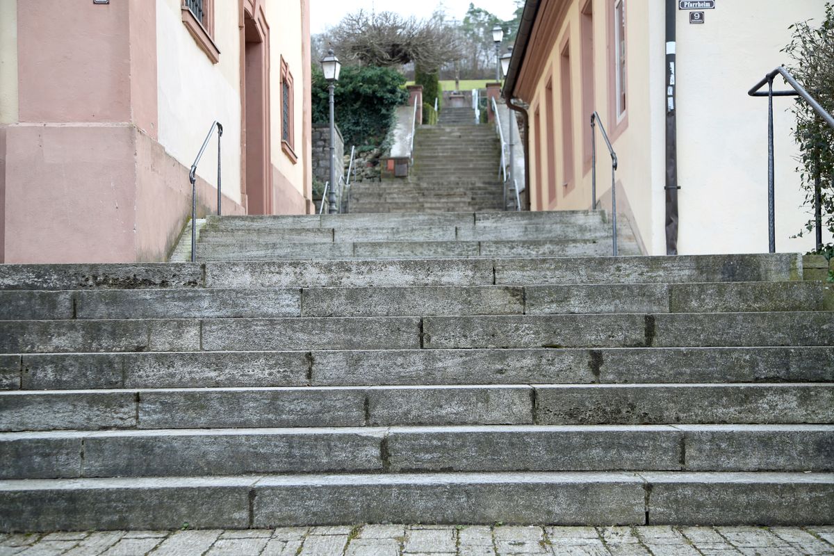 Um zum Pfarrheim zu kommen, müssen erst viele Treppen überwunden werden. Um zum Pfarrheim zu kommen, müssen erst viele Treppen überwunden werden.