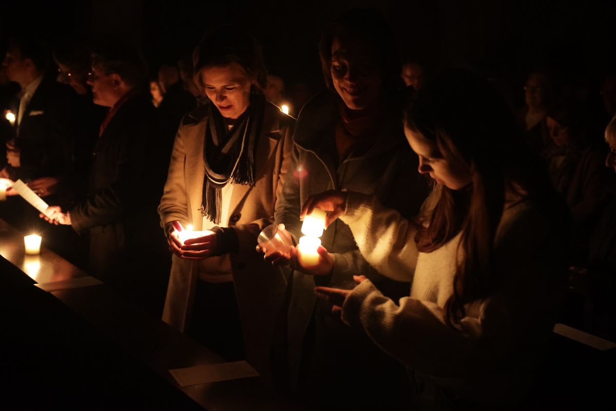 Danach wurde das Osterlicht in Begleitung von Mitgliedern des Domkapitels in den dunklen Kiliansdom getragen und an die Gläubigen weitergereicht.