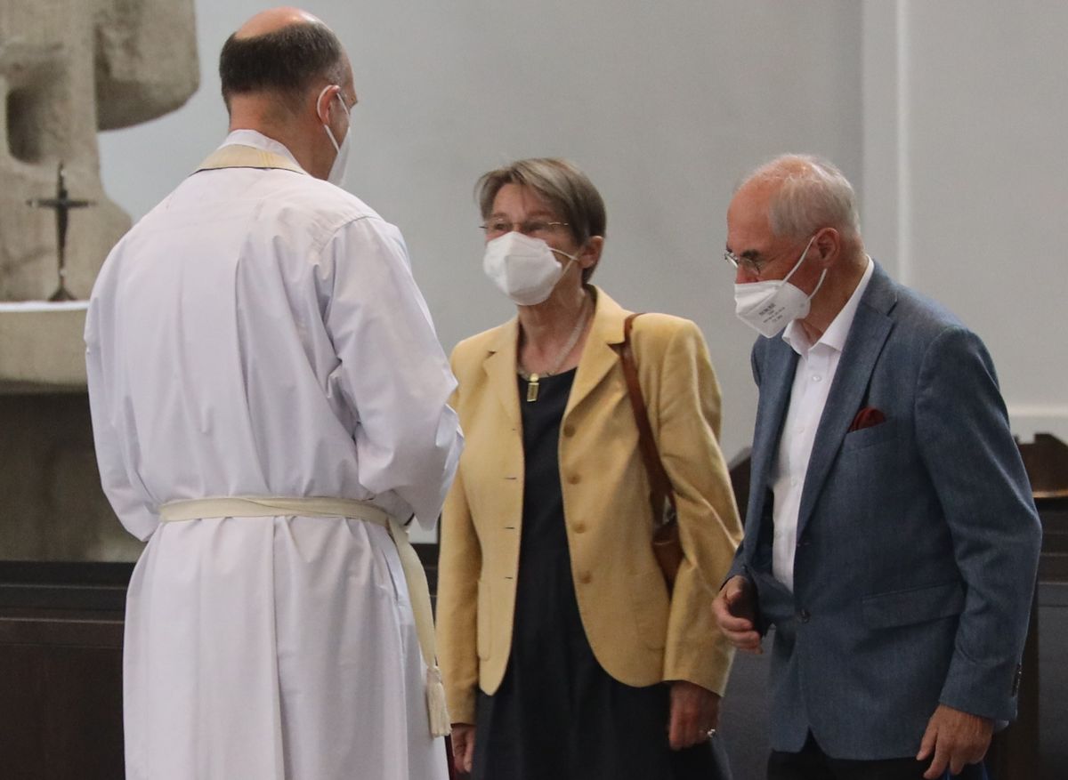 Mit rund 110 Ehepaaren aus der ganzen Diözese hat Weihbischof Ulrich Boom am Mittwochnachmittag, 23. Juni, einen Pontifikalgottesdienst gefeiert. Eingeladen waren Ehejubilare, die in den Jahren 2020 und 2021 auf 50, 60 oder 65 gemeinsame Jahre zurückblicken.