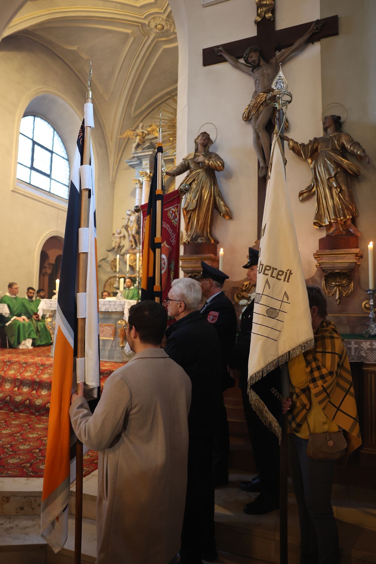 Bei einer Pontifikalmesse in der Klosterkirche auf dem Engelberg bei Großheubach hat Bischof Dr. Franz Jung zusammen mit Pater Jan Pelczarski, Generalsuperior der Oblaten des heiligen Josef aus Rom, am Sonntag, 3. November, offiziell die neue Niederlassung der Oblaten des heiligen Josef im Bistum Würzburg errichtet.