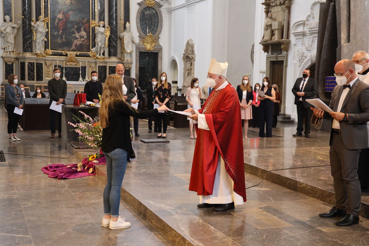 Weihbischof Ulrich Boom hat im Auftrag von Bischof Dr. Franz Jung 33 Frauen und sieben Männern am Freitagabend, 9. Juli, im Kiliansdom die Missio canonica verliehen.