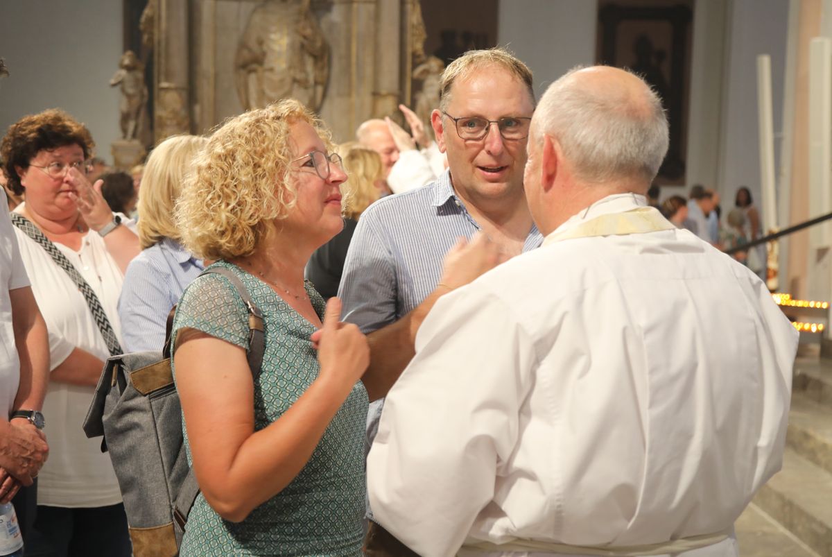 Mit rund 1000 Eheleuten, die in diesem Jahr Silberhochzeit haben, feierte Bischof Dr. Franz Jung am Freitagabend, 4. Juli 2025, einen Pontifikalgottesdienst im Kiliansdom. Im Anschluss erteilten er, Weihbischof Paul Reder sowie weitere Seelsorgerinnen und Seelsorger den Paaren einzeln den Segen.