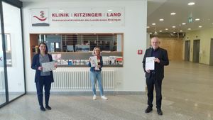 Sozialpädagogin Sabine Staab (links) und Pfarrer Gerhard Spöckl (rechts) übergaben von den Jugendgruppen in der Pfarreiengemeinschaft "Sankt Hedwig im Kitzinger Land, Kitzingen" gestaltete Briefe an Krankenhausseelsorgerin Monika Oestemer (Mitte). 