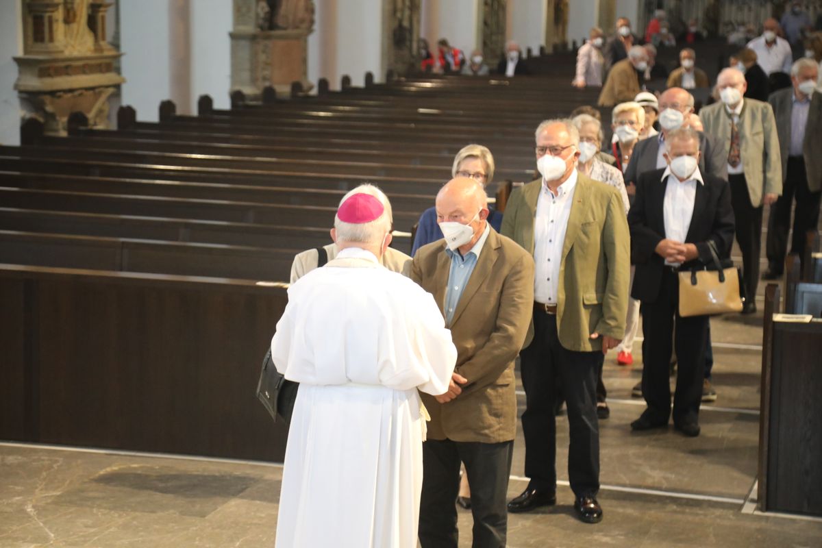 2621/0609 Ehejubilare Weihbischof Boom_27526 Weihbischof Boom und weiteren Priester und Diakone weihen Ehejubilare, die ihr goldenes, diamantenes oder eisernes Ehejubiläum feiern.