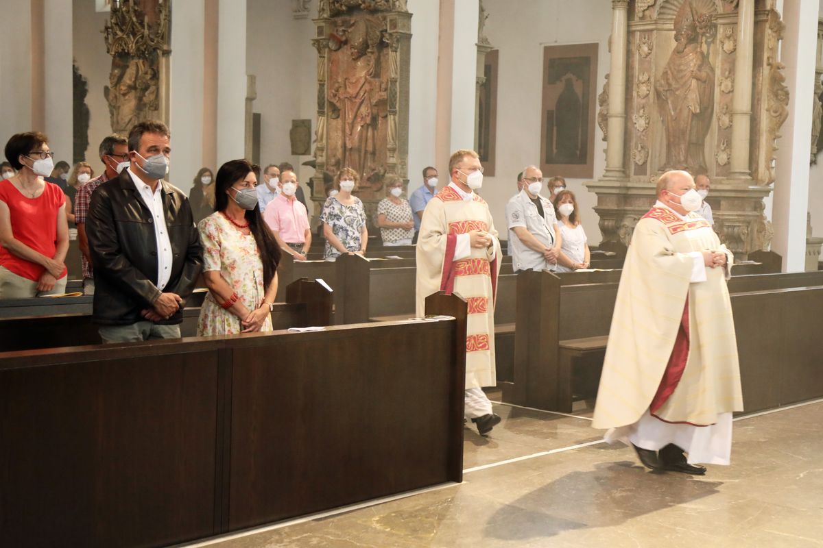 2621/0613 Gottesdienst für Ehejubilare Generalvikar Dr. Vorndran am Freitag, 25. Juni 2021_27627 Generalvikar Dr. Jürgen Vorndran feierte am Freitagabend, 25. Juni, einen Dankgottesdienst mit Ehepaaren, die seit 25 Jahren verheiratet sind. Anschließend spendeten der Generalvikar sowie weitere Priester und Diakone den Jubilaren mit Abstand den Segen.