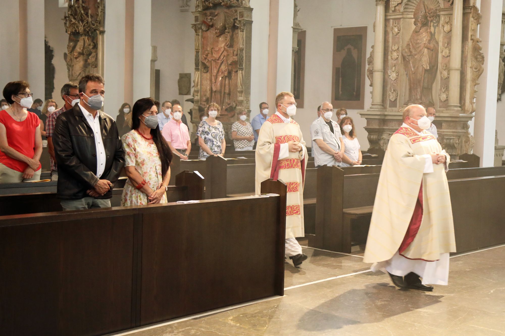 2621/0613 Gottesdienst für Ehejubilare Generalvikar Dr. Vorndran am Freitag, 25. Juni 2021_27627 Generalvikar Dr. Jürgen Vorndran feierte am Freitagabend, 25. Juni, einen Dankgottesdienst mit Ehepaaren, die seit 25 Jahren verheiratet sind. Anschließend spendeten der Generalvikar sowie weitere Priester und Diakone den Jubilaren mit Abstand den Segen.