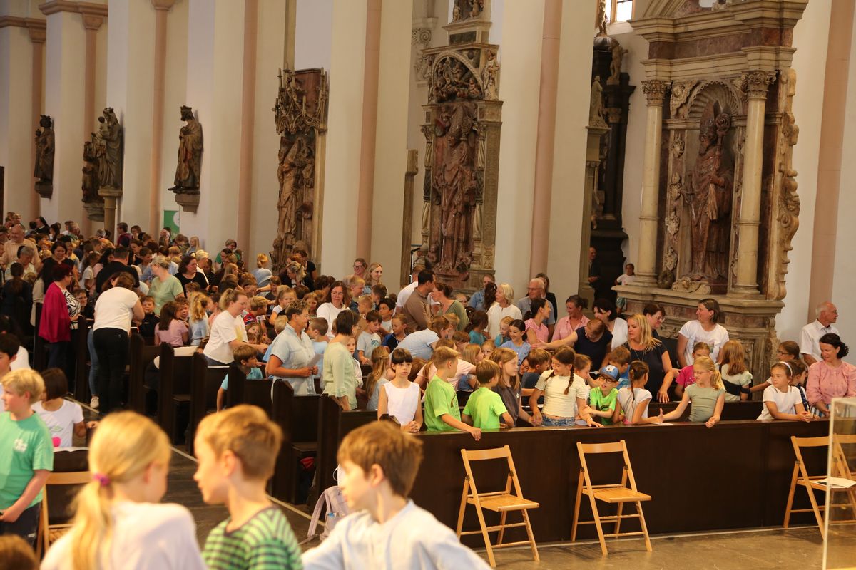 Über 1400 Kinder und ihre Begleiter sind am Montagvormittag, 7. Juli 2025, zum Gottesdienst für Erstkommunionkinder mit Bischof Dr. Franz Jung in den Würzburger Kiliansdom gekommen. 