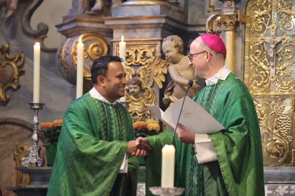 Bischof Dr. Franz Jung (rechts) überreichte Pater Nelson Antoney seine Ernennungsurkunde zum Wallfahrtsseelsorger und Rector ecclesiae.