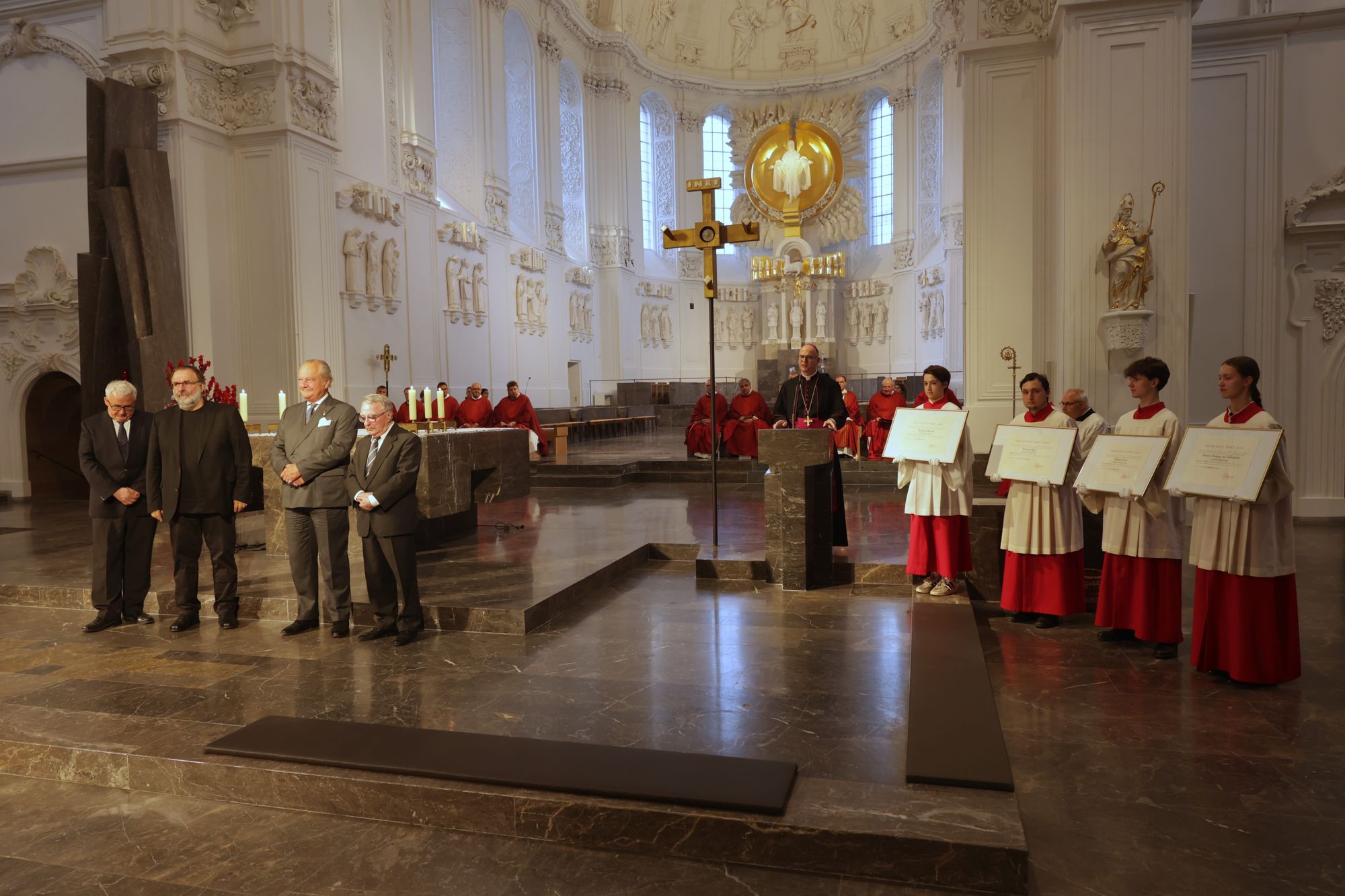 Vier Männern überreichte Bischof Dr. Franz Jung am Montagabend, 7. Juli, im Würzburger Kiliansdom im Namen von Papst Leo den päpstlichen Silvesterorden: Norbert Baumann, Dr. Harald Ebert, Hans-Georg von Mallinckrodt und Professor Dr. Klaus Reder.