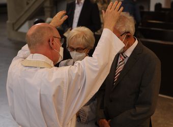 Bischof em. Dr. Friedhelm Hofmann feierte am Freitagnachmittag, 25. Juni, einen Dankgottesdienst mit Ehepaaren, die seit 50, 60 oder 65 Jahren verheiratet sind. Anschließend spendeten der Bischof sowie weitere Priester und Diakone den Jubilaren mit Abstand den Segen.