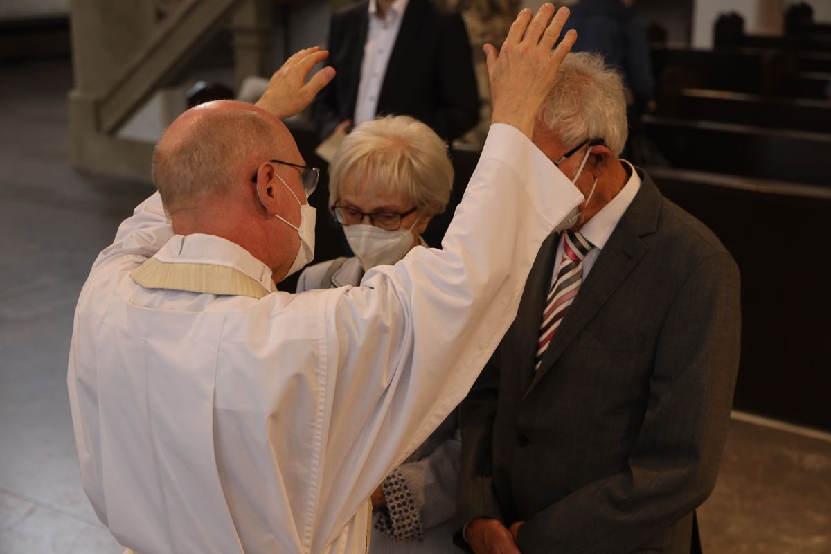 Bischof em. Dr. Friedhelm Hofmann feierte am Freitagnachmittag, 25. Juni, einen Dankgottesdienst mit Ehepaaren, die seit 50, 60 oder 65 Jahren verheiratet sind. Anschließend spendeten der Bischof sowie weitere Priester und Diakone den Jubilaren mit Abstand den Segen.