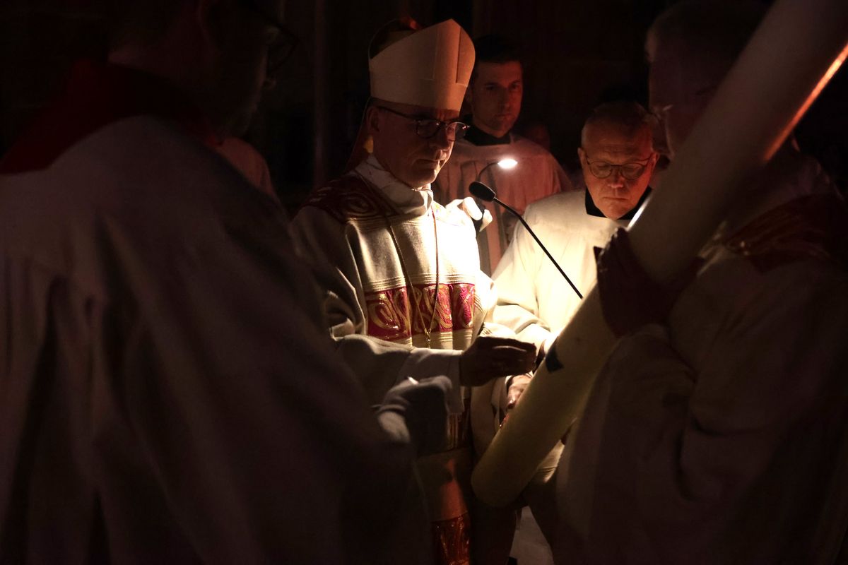 Die Osternacht begann am Feuer im Domkreuzgang.