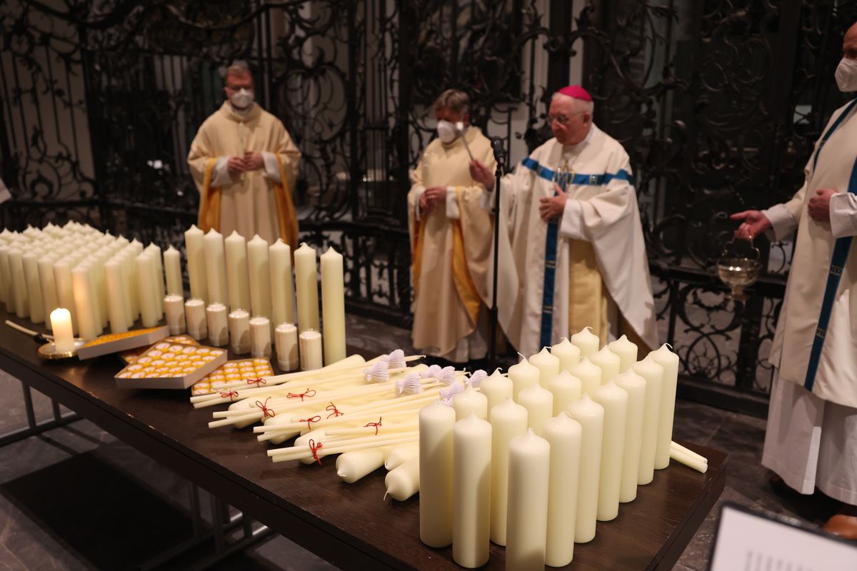 Weihbischof Ulrich Boom segnete zu Beginn des Gottesdiensts Kerzen. Weihbischof Ulrich Boom segnete zu Beginn des Gottesdiensts Kerzen.