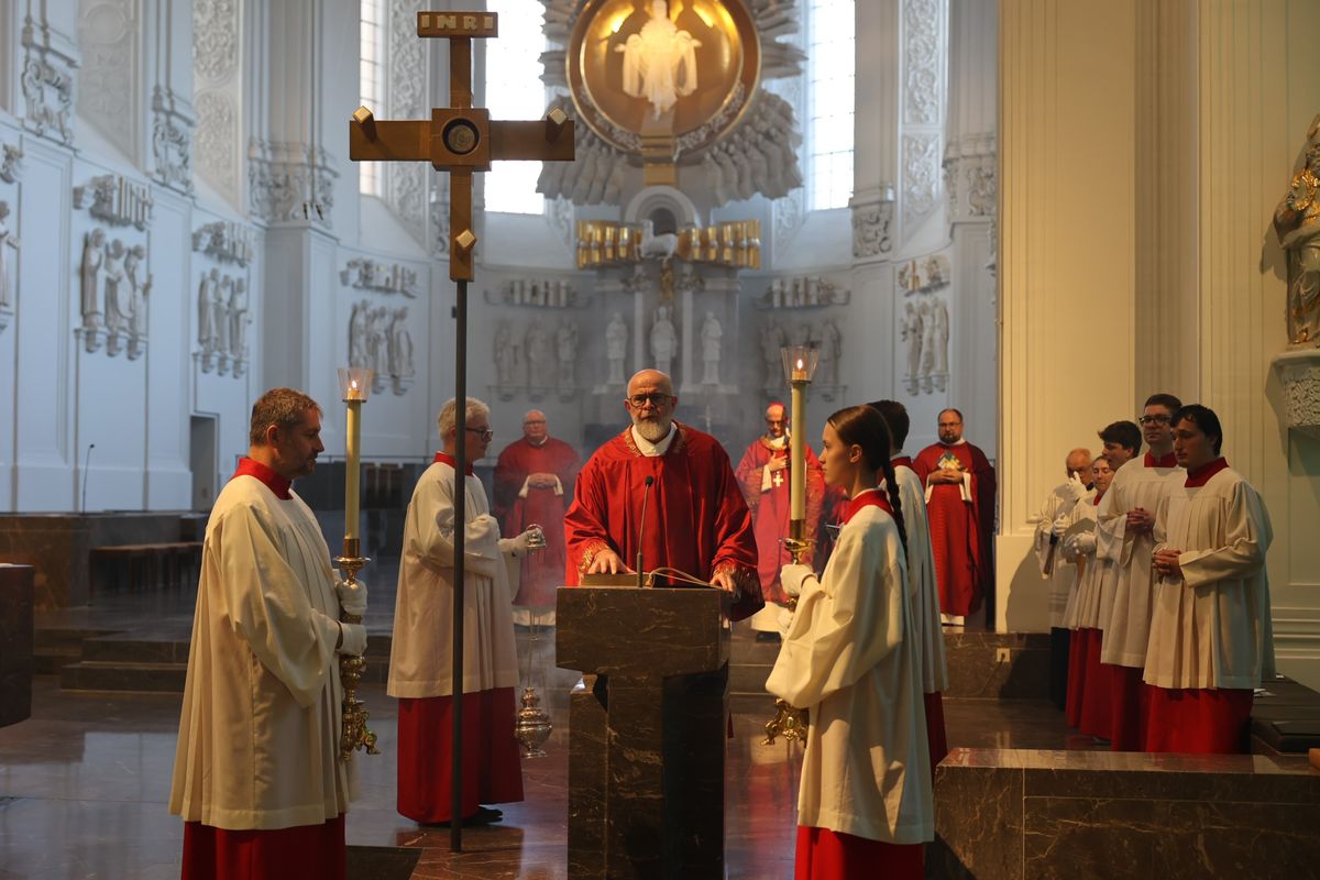 Die "Nacht der Hoffnung" am Samstagabend, 13. Juli, der Kiliani-Wallfahrtswoche lud zu Besinnung, Gebet und Kraftschöpfen in den Kiliansdom ein. Viele Passanten nutzten das Angebot, das um Mitternacht endete.