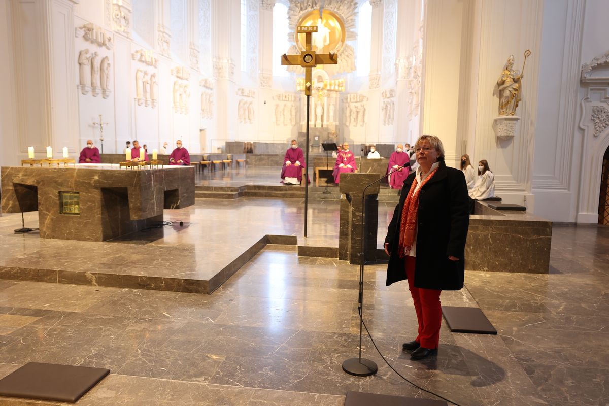 Einen adventlichen Gottesdienst für die Mitarbeitenden von Caritas und Bischöflichem Ordinariat Würzburg hat Bischof Dr. Franz Jung am Donnerstag, 16. Dezember, im Kiliansdom gefeiert.