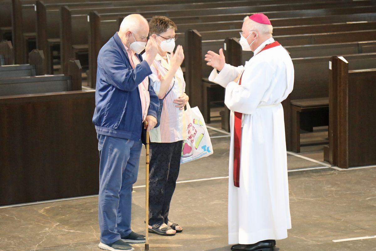 2621/0625 Gottesdienst für Ehejubilare mit Weihbischof Ulrich Boom am 29. Juni 2021_28089 Weihbischof Ulrich Boom feierte am Dienstagnachmittag, 29. Juni, einen Gottesdienst für Ehepaare, die 2020 oder 2021 ihr goldenes, diamantenes oder eisernes Ehejubiläum hatten. Im Anschluss konnten sich die Paare segnen lassen.