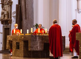 Bischof Dr. Franz Jung hat am Hochfest der Frankenapostel, Donnerstag, 8. Juli, mit haupt- und ehrenamtlichen Mitarbeiterinnen und Mitarbeitern der Caritas ein Pontifikalamt im Würzburger Kiliansdom gefeiert.