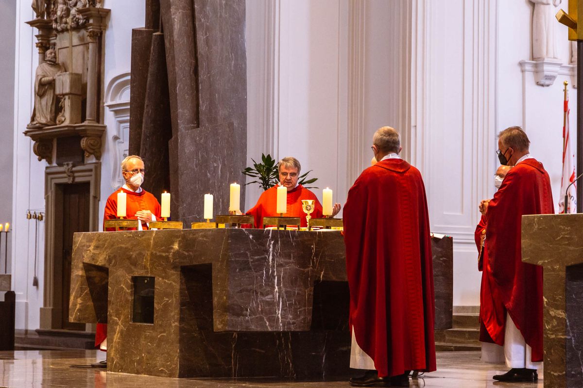 Bischof Dr. Franz Jung hat am Hochfest der Frankenapostel, Donnerstag, 8. Juli, mit haupt- und ehrenamtlichen Mitarbeiterinnen und Mitarbeitern der Caritas ein Pontifikalamt im Würzburger Kiliansdom gefeiert.