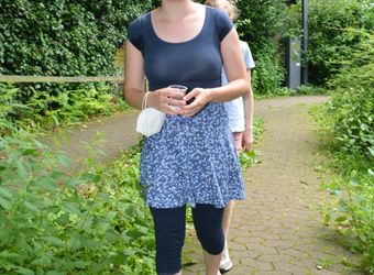 	 „Sightjogging“ nannte sich das Angebot der Regionalstelle für kirchliche Jugendarbeit (kja) Würzburg beim Kiliani-Tag der Jugend am 10. Juli. Eine vierköpfige Laufgruppe steuerte im Laufschritt sehenswerte Orte („sights“) in Würzburg an. Dort gab es Verschnaufpausen, Trinkwasser in Bechern und Kurzimpulse. Insgesamt legten die Jogger eine Strecke von über sieben Kilometern bei sommerlichen Temperaturen zurück. Im Bild: Lisa-Marie Knechtle, eine Teilnehmerin, dreht eine Runde um den Burkarder See in Würzburg. Der Burkarder See war eine Station beim "Sightjogging".