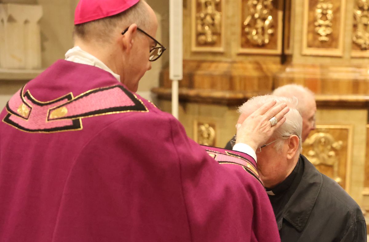 Bischof Dr. Franz Jung (links) legte Bischof em. Dr. Friedhelm Hofmann das Aschekreuz auf. Bischof Dr. Franz Jung (links) legte Bischof em. Dr. Friedhelm Hofmann das Aschekreuz auf.