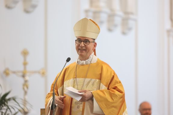 Neun Frauen und fünf Männer hat Bischof Dr. Franz Jung bei einem Pontifikalgottesdienst am Freitag, 19. Juli, als Pastoral- beziehungsweise Gemeindereferenten beauftragt.