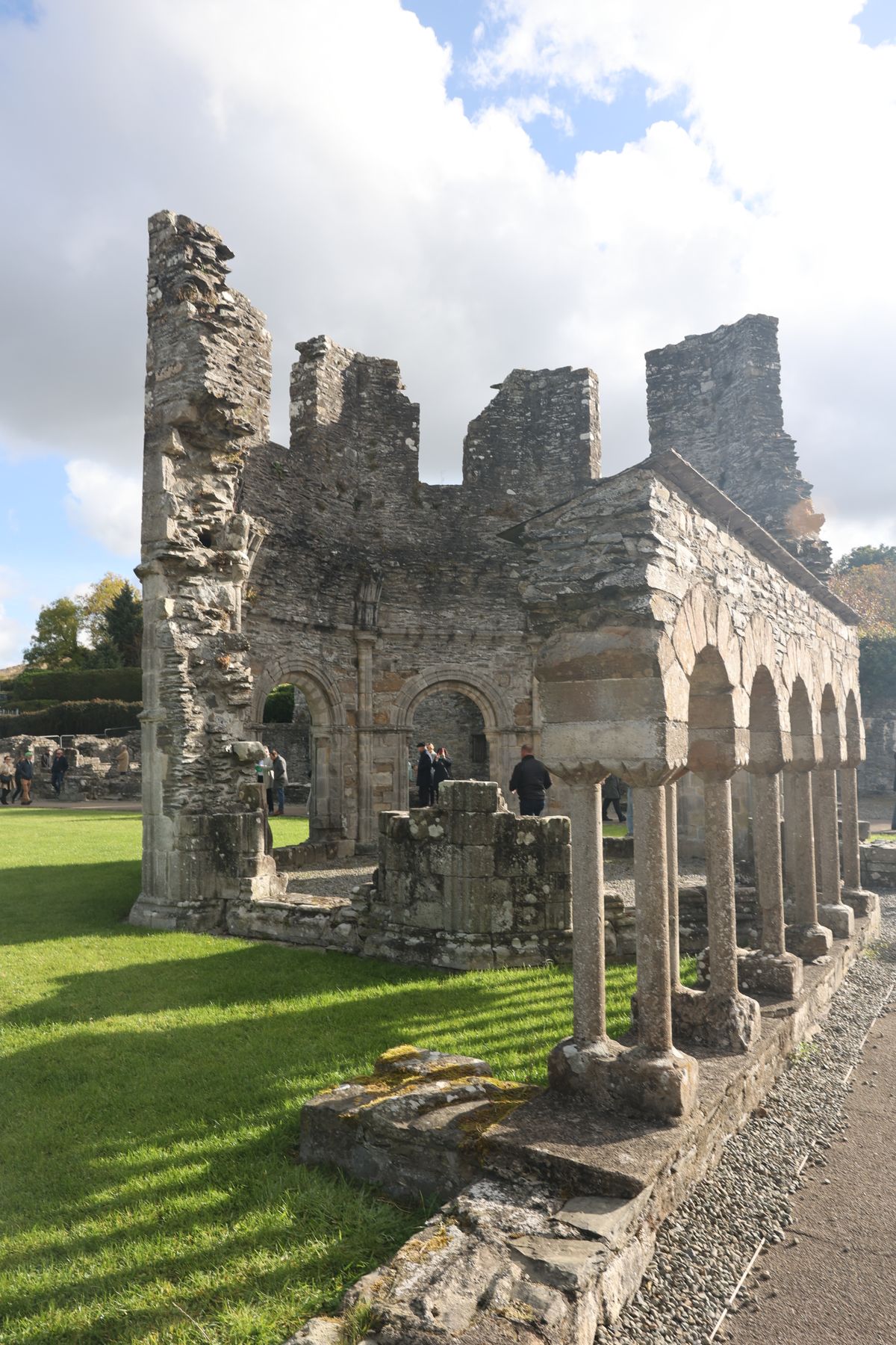 Mellifont Abbey ist die älteste Zisterzienserabtei Irlands. Dort erinnerte Bischof Dr. Franz Jung an den heiligen Bernhard, der betont habe, die Menschen sollten wie eine Brunnenschale und nicht wie ein Rohr sein. Gemeint ist, nur das weiterzugeben, wovon man selbst gefüllt ist und das man im Gebet ergründet und verstanden hat. Unter Henry VIII. wurde die Abtei zerstört.