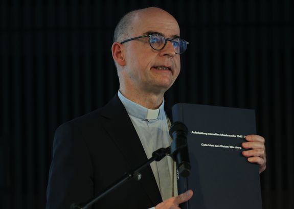 Bischof Dr. Franz Jung sprach beim Entgegennehmen des Gutachtens von einem "sehr schmerzlichen Tag". 