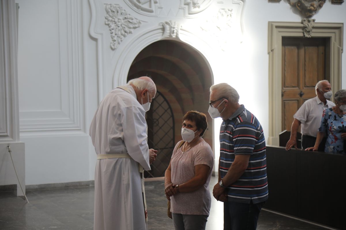 2621/0622 - Ehejubilare Gold mit Weihbischof Ulrich Boom_27889 Weihbischof Ulrich Boom feierte am Montagnachmittag, 26. Juni, einen Gottesdienst für Ehepaare, die 2020 oder 2021 ihr goldenes, diamantenes oder eisernes Ehejubiläum hatten. Im Anschluss konnten sich die Paare segnen lassen.