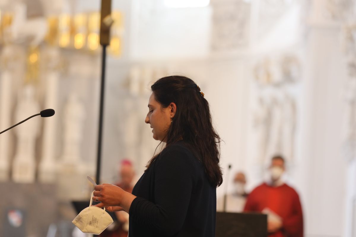 Weihbischof Ulrich Boom hat im Auftrag von Bischof Dr. Franz Jung 33 Frauen und sieben Männern am Freitagabend, 9. Juli, im Kiliansdom die Missio canonica verliehen.