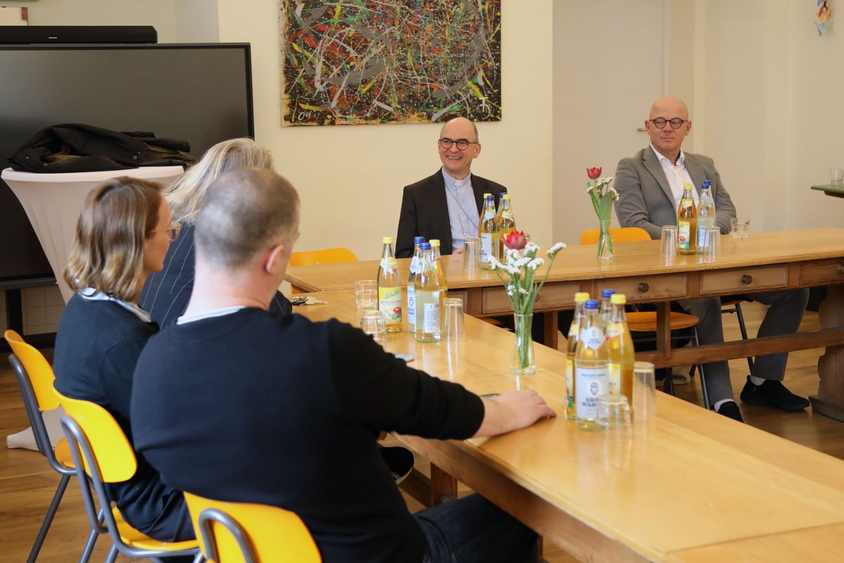 1525/0353 Bischof Jung besucht Sankt-Ursula-Schule_57001