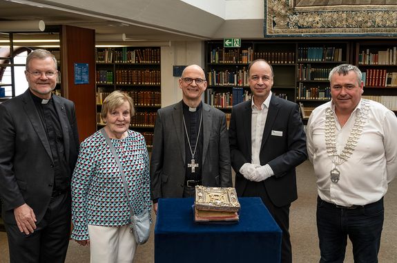 In der Universitätsbibliothek bekamen Bischof Dr. Franz Jung und eine Delegation aus Irland wertvolle Handschriften mit Irlandbezug von Einrichtungsleiter Dr. Hans-Günter Schmidt gezeigt. In der Universitätsbibliothek bekamen Bischof Dr. Franz Jung und eine Delegation aus Irland wertvolle Handschriften mit Irlandbezug von Einrichtungsleiter Dr. Hans-Günter Schmidt gezeigt.