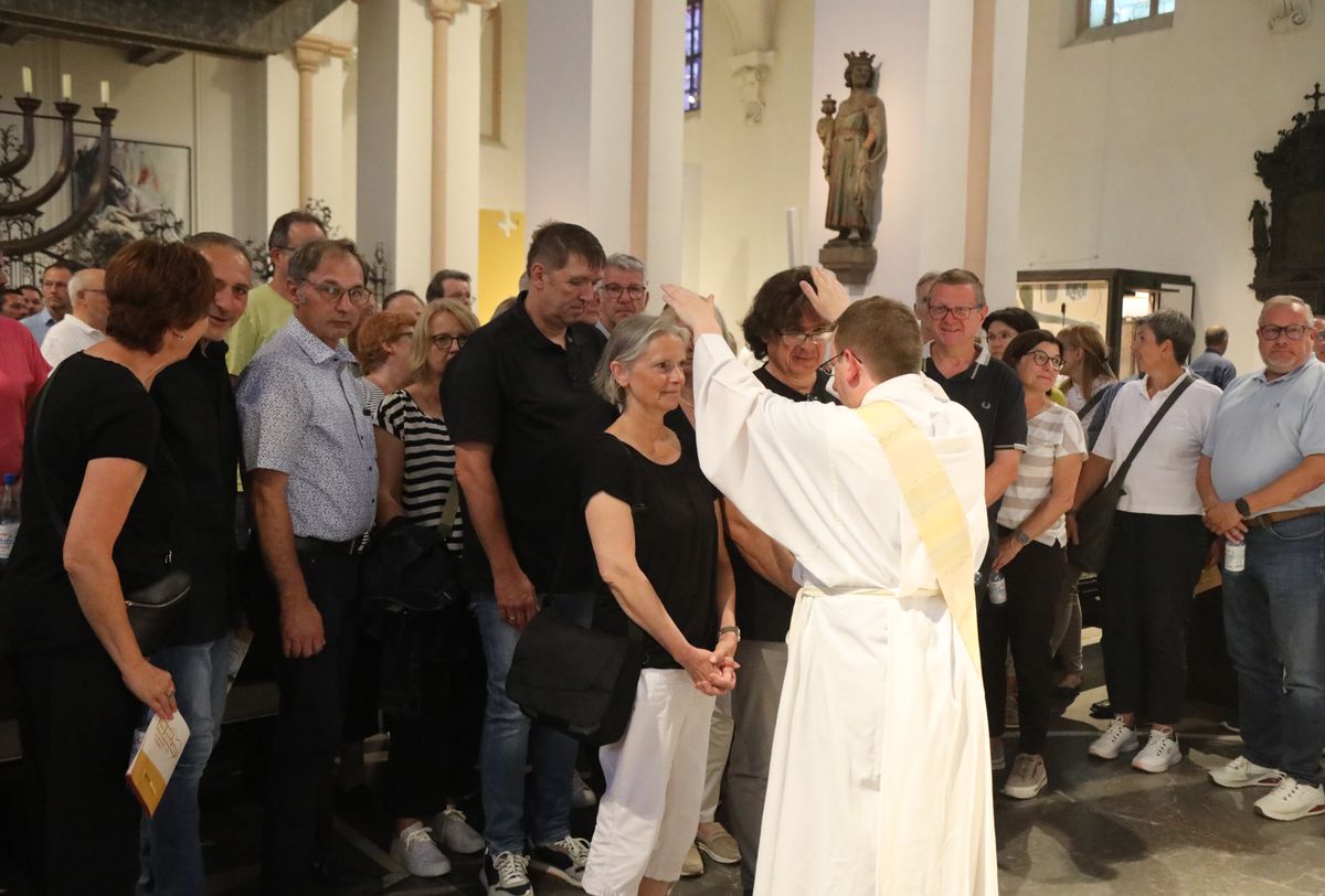 Mit rund 1000 Eheleuten, die in diesem Jahr Silberhochzeit haben, feierte Bischof Dr. Franz Jung am Freitagabend, 4. Juli 2025, einen Pontifikalgottesdienst im Kiliansdom. Im Anschluss erteilten er, Weihbischof Paul Reder sowie weitere Seelsorgerinnen und Seelsorger den Paaren einzeln den Segen.