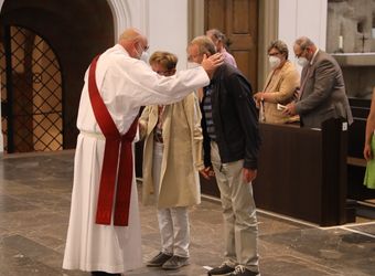 Generalvikar Dr. Jürgen Vorndran feierte am Dienstagabend, 29. Juni, einen Dankgottesdienst mit Ehejubilaren, die 2020 oder 2021 silberne Hochzeit feiern. Im Anschluss hatten die Ehepaare Gelegenheit, sich segnen zu lassen.