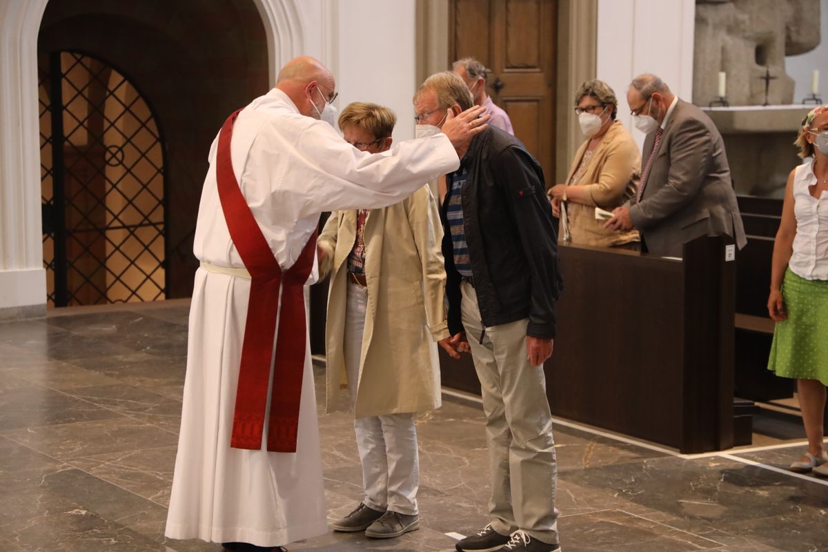 Generalvikar Dr. Jürgen Vorndran feierte am Dienstagabend, 29. Juni, einen Dankgottesdienst mit Ehejubilaren, die 2020 oder 2021 silberne Hochzeit feiern. Im Anschluss hatten die Ehepaare Gelegenheit, sich segnen zu lassen.
