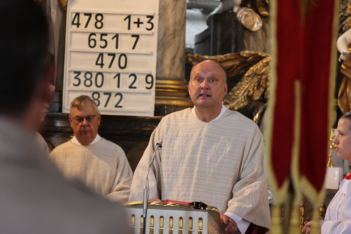 Mit einer Prozession und einem Pontifikalgottesdienst mit Bischof Dr. Franz Jung  ist am Sonntag, 15. September, das 200. Jubiläum der Kirchweihe des Würzburger Käppele gefeiert worden.