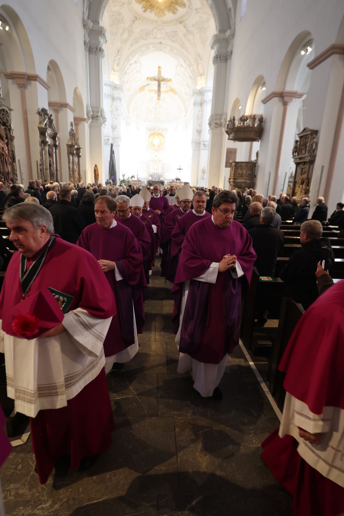 Bischof Dr. Franz Jung feierte am Samstag, 12. Oktober, im Würzburger KIliansdom ein Pontifikalrequiem für Weihbischof em. Helmut Bauer. Die anschließende Beisetzung leitete Dompropst Weihbischof Paul Reder.