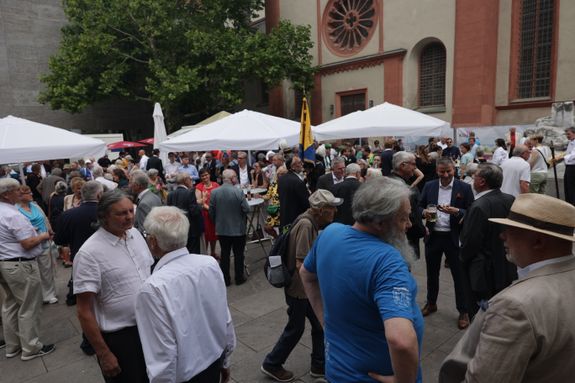 Mit einer Reliquienprozession von Sankt Burkard über die Alte Mainbrücke und einem Pontifikalgottesdienst im Kiliansdom ist am Sonntag, 6. Juli, die Kiliani-Wallfahrtswoche 2025 eröffnet worden.