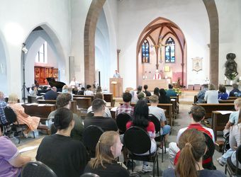 2926/0681 Kiliani Bischof Jung besucht Johannes-de-la-Salle-Schule in AB