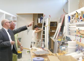 2926/0681 Kiliani Bischof Jung besucht Johannes-de-la-Salle-Schule in AB