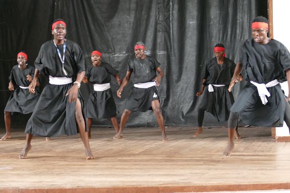 3826/0853 Auftritt in Bagamoyo