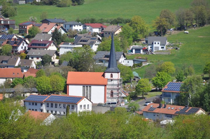Blick auf die erneuerte Kirche in Motten