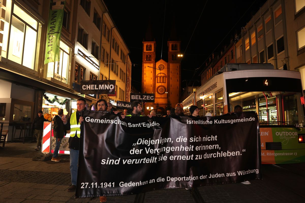 An die erste Deportation von jüdischen Menschen aus Würzburg durch die Nationalsozialisten am 27. November 1941 erinnerte ein von der Gemeinschaft Sant