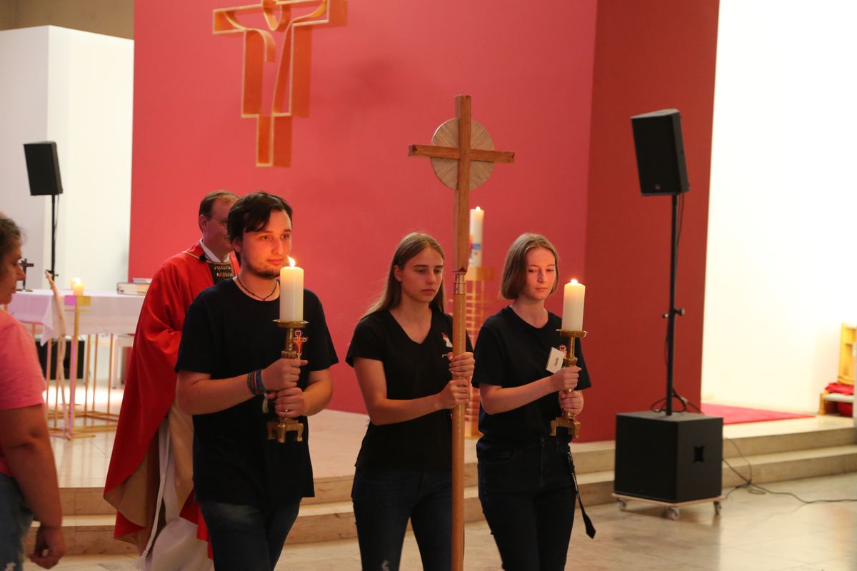 Am Tag der Jugend hat Weihbischof Paul Reder im Anschluss an ein buntes Workshop-Programm einen Kiliani-Gottesdienst mit den Jugendlichen im Kilianeum in Würzburg gefeiert.