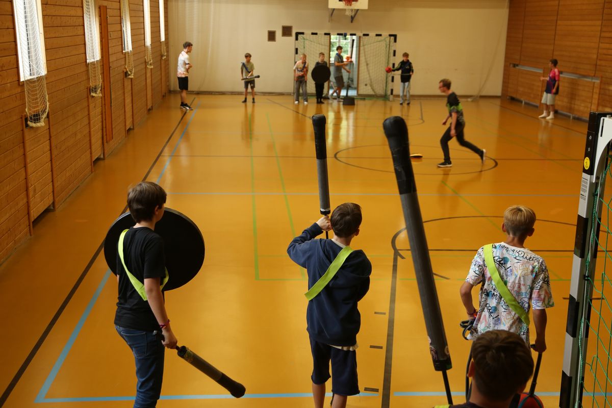 Am Tag der Jugend hat Weihbischof Paul Reder im Anschluss an ein buntes Workshop-Programm einen Kiliani-Gottesdienst mit den Jugendlichen im Kilianeum in Würzburg gefeiert.