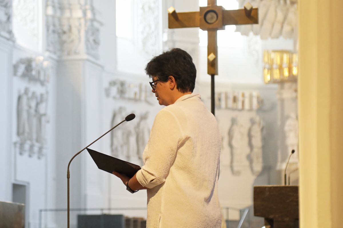 2621/0613 Gottesdienst für Ehejubilare Generalvikar Dr. Vorndran am Freitag, 25. Juni 2021_27641 Generalvikar Dr. Jürgen Vorndran feierte am Freitagabend, 25. Juni, einen Dankgottesdienst mit Ehepaaren, die seit 25 Jahren verheiratet sind. Anschließend spendeten der Generalvikar sowie weitere Priester und Diakone den Jubilaren mit Abstand den Segen.