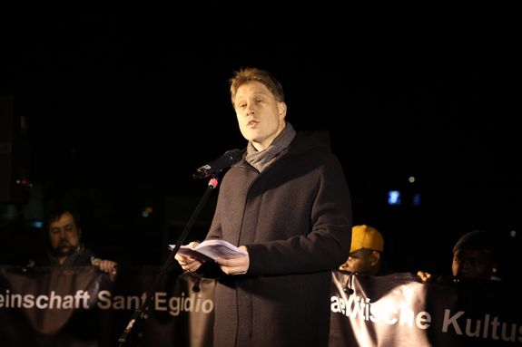 Nur wer sich seiner schuldhaften Geschichte stelle, könne aus der Vergangenheit lernen, sagte Pfarrer Daniel Fenske. 