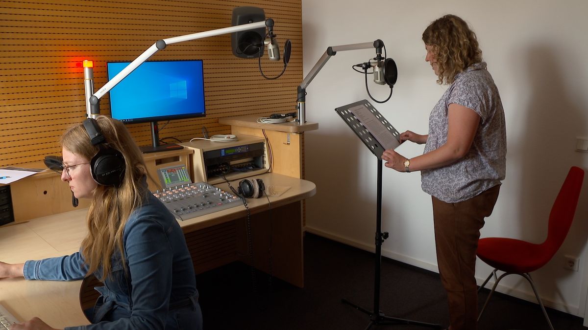 Gemeindereferentin Isabel Oestreicher beim Einsprechen der Texte für den Audioguide. Links Hörfunkredakteurin Anna-Lena Ils. 