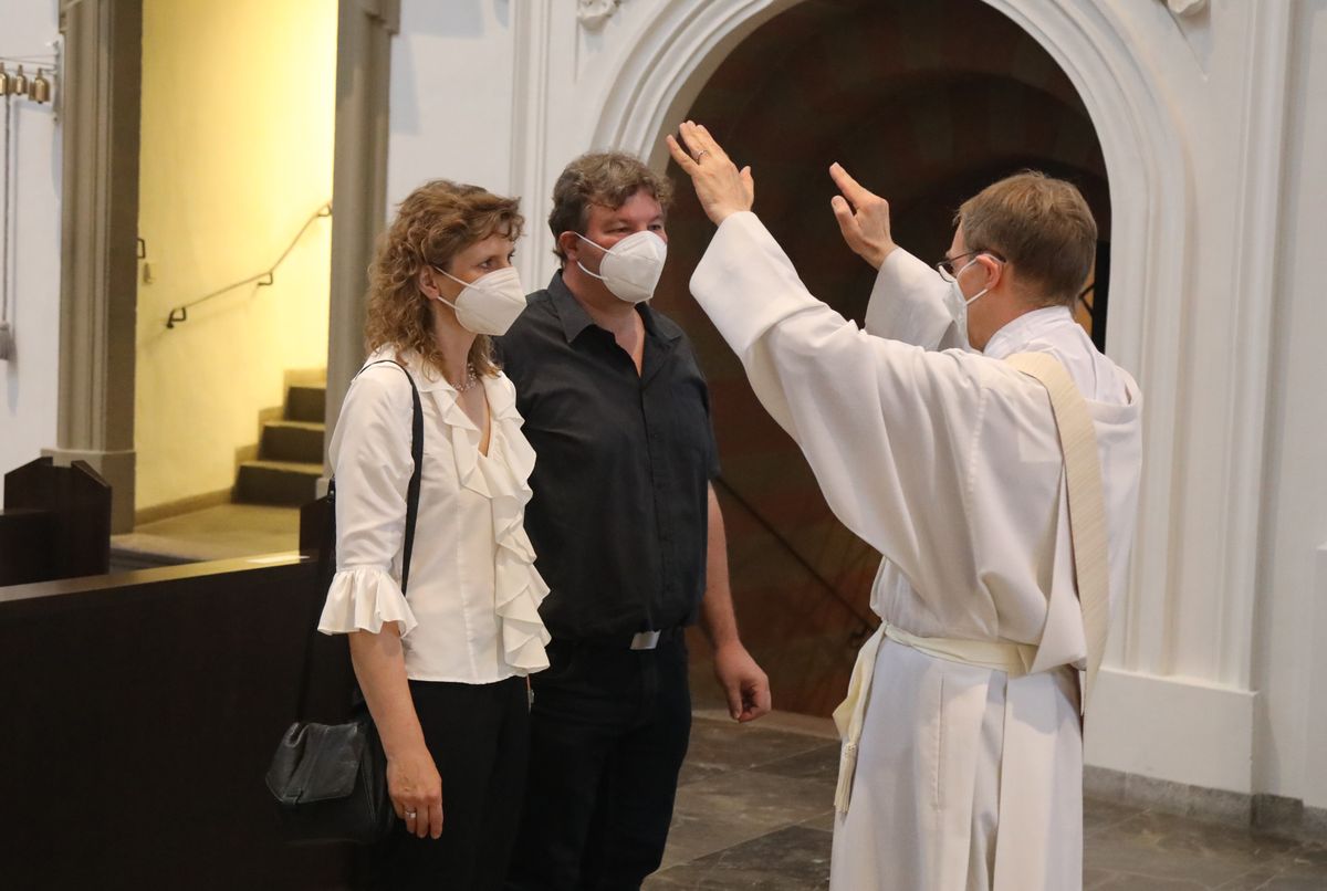 2621/0613 Gottesdienst für Ehejubilare Generalvikar Dr. Vorndran am Freitag, 25. Juni 2021_27686 Generalvikar Dr. Jürgen Vorndran feierte am Freitagabend, 25. Juni, einen Dankgottesdienst mit Ehepaaren, die seit 25 Jahren verheiratet sind. Anschließend spendeten der Generalvikar sowie weitere Priester und Diakone den Jubilaren mit Abstand den Segen.