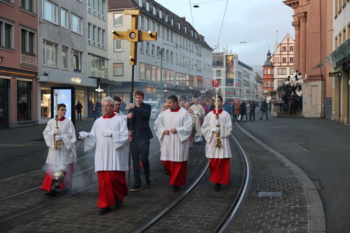 Mit einer Prozession vom Neumünster zum Kiliansdom und einer Pontifikalmesse hat Bischof Dr. Franz Jung am Dienstag, 31. Dezember, in Würzburg für das Bistum das Heilige Jahr eröffnet. Es steht unter dem Motto "Pilger der Hoffnung". 